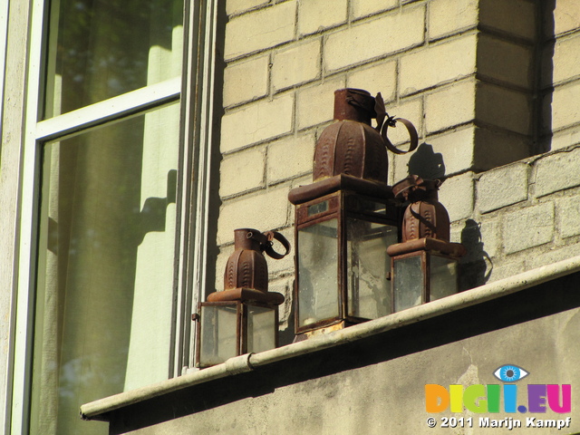 SX18738 Rusty lanterns on balcony